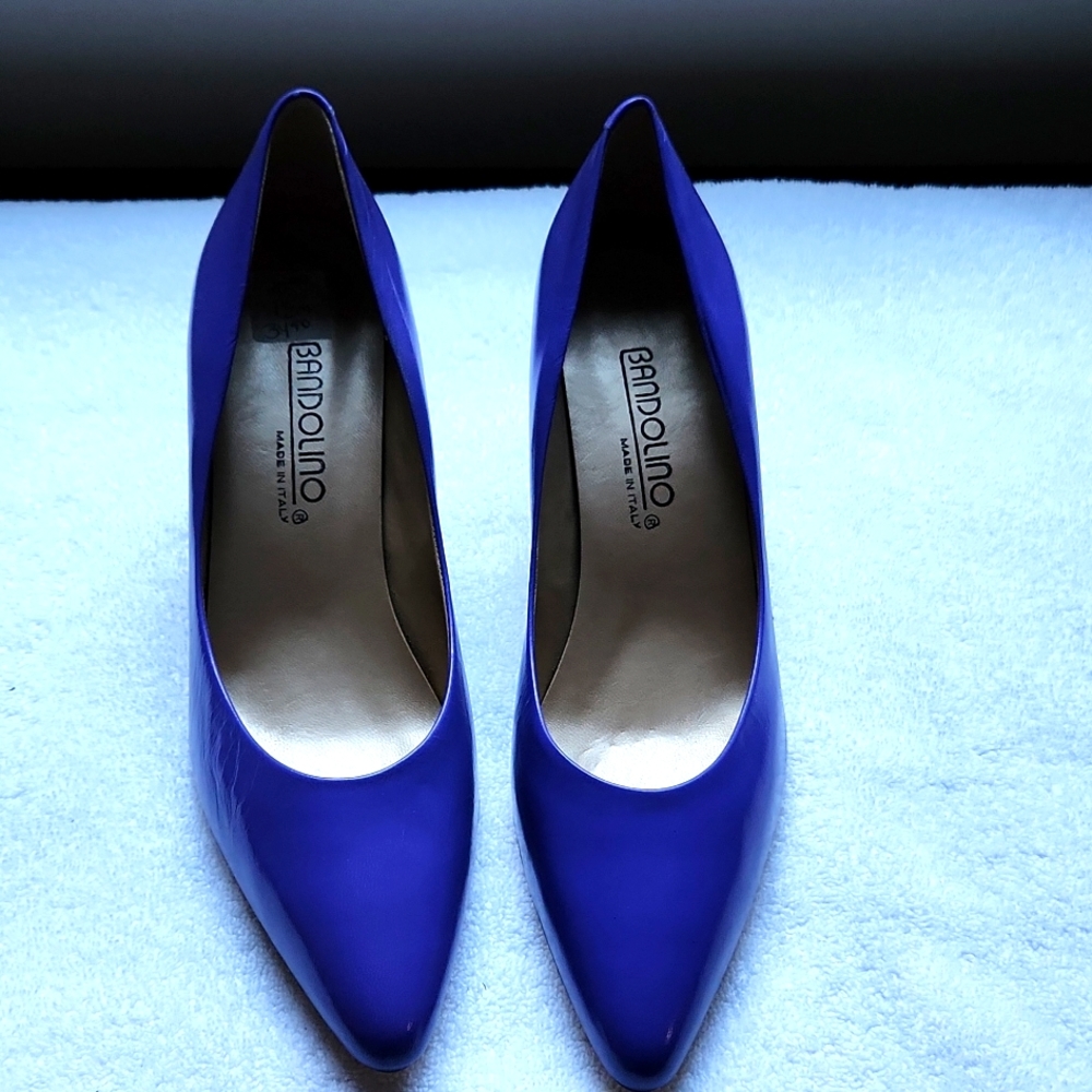 NEW.  VIOLET LEATHER SPIKE HEELS BY BANDOLINO.  SIZE 7 1/2 MEDIUM